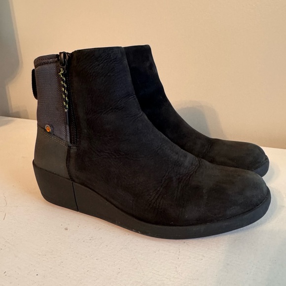 Bogs Shoes - Women’s Bogs Black Suede Ankle Boots - Comfortable Zip Booties